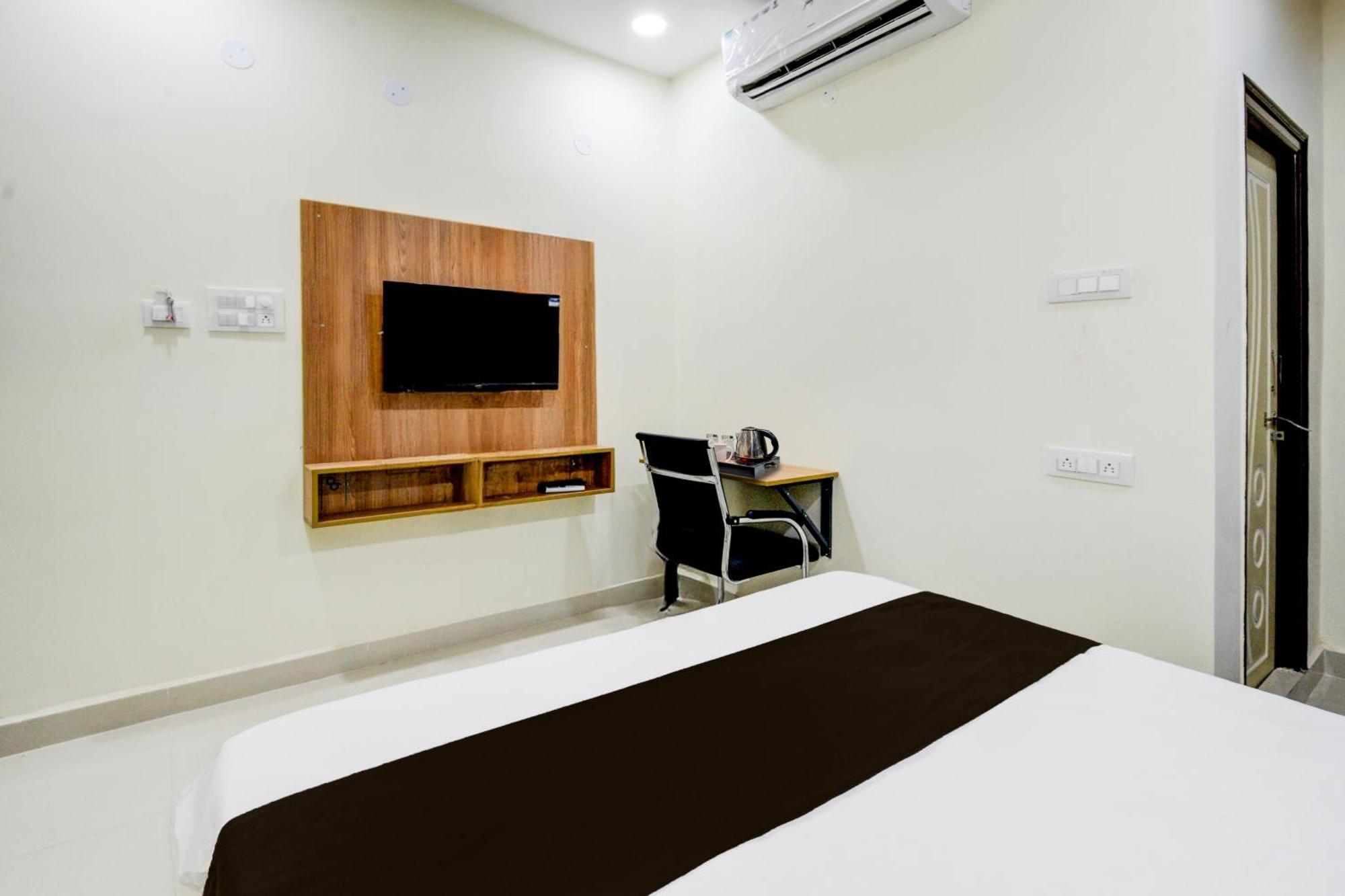 Super Townhouse Kukatpally North Formerly Munagala Arcade Hyderabad Exterior foto